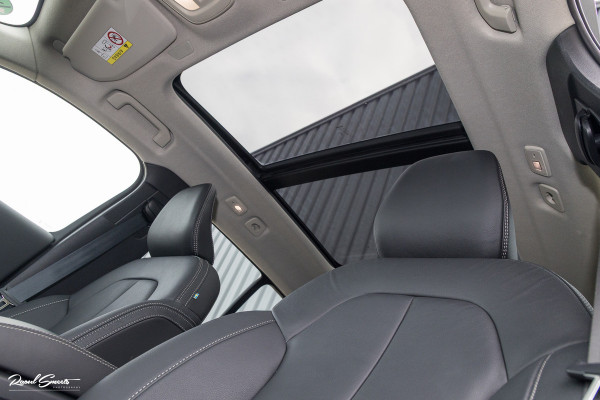 Volvo XC40 2.0 B4 Plus Dark | Zwenkbare trekhaak | Panorama dak | Leder | Adaptieve cruise | Memory | Harman Kardon |