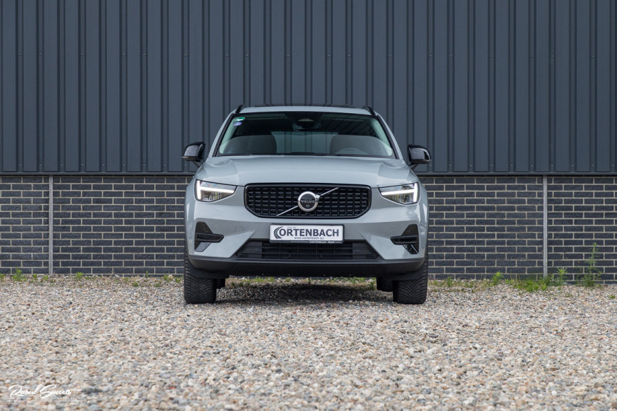 Volvo XC40 2.0 B4 Plus Dark | Zwenkbare trekhaak | Panorama dak | Leder | Adaptieve cruise | Memory | Harman Kardon |