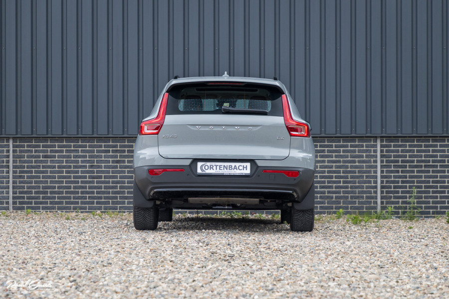 Volvo XC40 2.0 B4 Plus Dark | Zwenkbare trekhaak | Panorama dak | Leder | Adaptieve cruise | Memory | Harman Kardon |