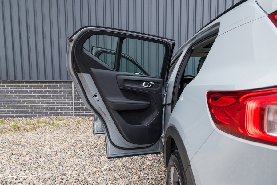 Volvo XC40 2.0 B4 Plus Dark | Zwenkbare trekhaak | Panorama dak | Leder | Adaptieve cruise | Memory | Harman Kardon |