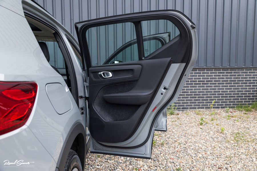 Volvo XC40 2.0 B4 Plus Dark | Zwenkbare trekhaak | Panorama dak | Leder | Adaptieve cruise | Memory | Harman Kardon |