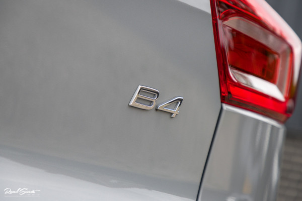 Volvo XC40 2.0 B4 Plus Dark | Zwenkbare trekhaak | Panorama dak | Leder | Adaptieve cruise | Memory | Harman Kardon |