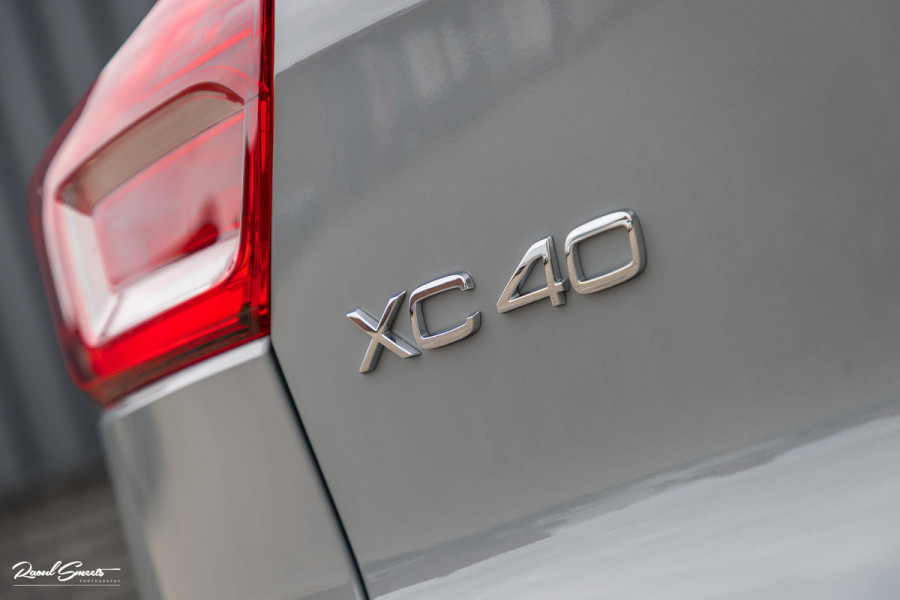Volvo XC40 2.0 B4 Plus Dark | Zwenkbare trekhaak | Panorama dak | Leder | Adaptieve cruise | Memory | Harman Kardon |