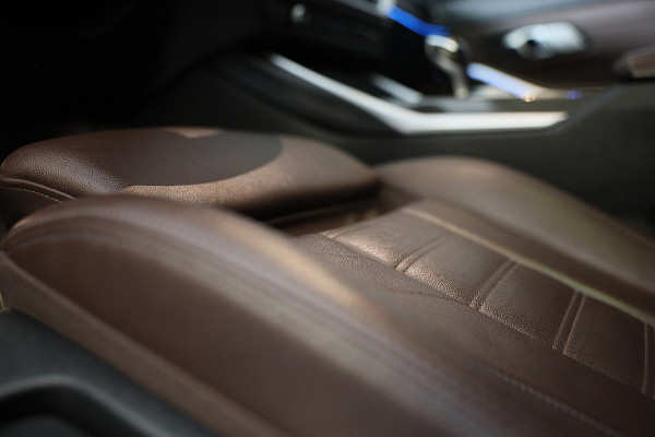 BMW 3 Serie Touring 320e M Line / Carbon / Bruin Leder / Navi / Camera / Cruise Control / F1 / Open Panorama / Led / Pdc / 19 Inch