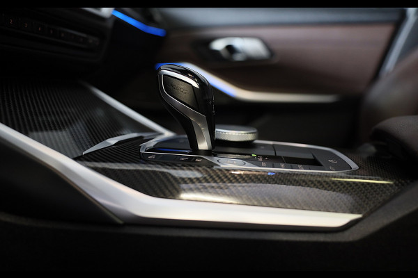 BMW 3 Serie Touring 320e M Line / Carbon / Bruin Leder / Navi / Camera / Cruise Control / F1 / Open Panorama / Led / Pdc / 19 Inch