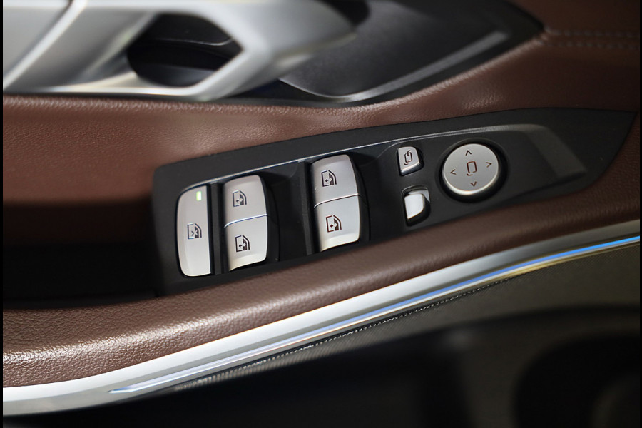 BMW 3 Serie Touring 320e M Line / Carbon / Bruin Leder / Navi / Camera / Cruise Control / F1 / Open Panorama / Led / Pdc / 19 Inch