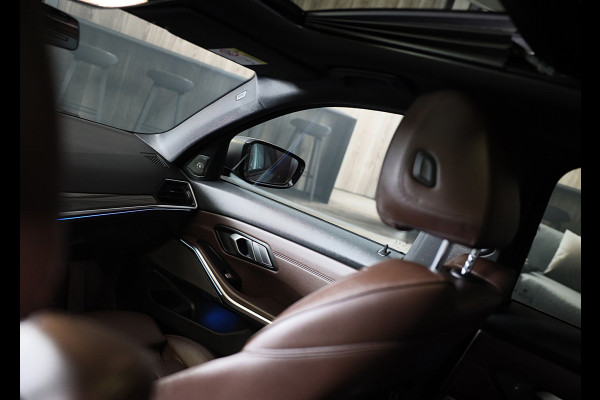 BMW 3 Serie Touring 320e M Line / Carbon / Bruin Leder / Navi / Camera / Cruise Control / F1 / Open Panorama / Led / Pdc / 19 Inch