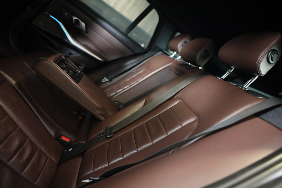 BMW 3 Serie Touring 320e M Line / Carbon / Bruin Leder / Navi / Camera / Cruise Control / F1 / Open Panorama / Led / Pdc / 19 Inch