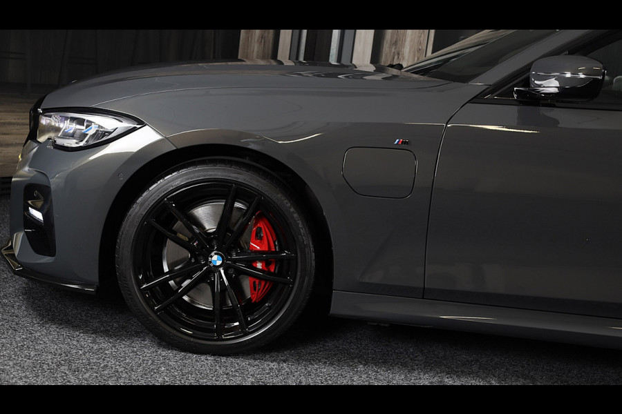 BMW 3 Serie Touring 320e M Line / Carbon / Bruin Leder / Navi / Camera / Cruise Control / F1 / Open Panorama / Led / Pdc / 19 Inch