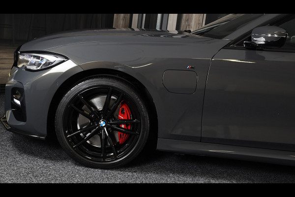 BMW 3 Serie Touring 320e M Line / Carbon / Bruin Leder / Navi / Camera / Cruise Control / F1 / Open Panorama / Led / Pdc / 19 Inch