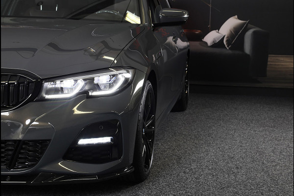 BMW 3 Serie Touring 320e M Line / Carbon / Bruin Leder / Navi / Camera / Cruise Control / F1 / Open Panorama / Led / Pdc / 19 Inch