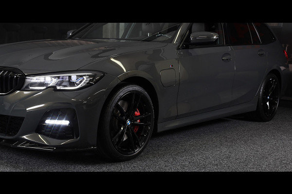 BMW 3 Serie Touring 320e M Line / Carbon / Bruin Leder / Navi / Camera / Cruise Control / F1 / Open Panorama / Led / Pdc / 19 Inch