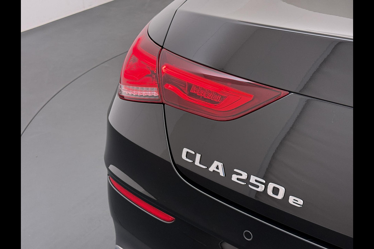 Mercedes-Benz CLA-Klasse 250 e AMG VAN: 34.900,- VOOR: 29.877,- UW WKVOORDEEL: 5.023,- | PHEV | SFEERVERLICHTING | WIDESCREEN | AFN. TREKHAAK | STOELVERWARMING | 19 INCH | RIJKLAAR MET 12 MND BOVAG GARANTIE