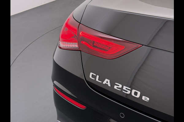 Mercedes-Benz CLA-Klasse 250 e AMG VAN: 34.900,- VOOR: 29.877,- UW WKVOORDEEL: 5.023,- | PHEV | SFEERVERLICHTING | WIDESCREEN | AFN. TREKHAAK | STOELVERWARMING | 19 INCH | RIJKLAAR MET 12 MND BOVAG GARANTIE