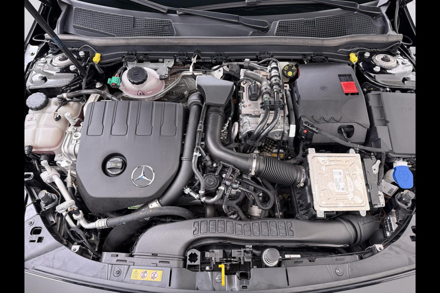Mercedes-Benz CLA-Klasse 250 e AMG VAN: 34.900,- VOOR: 29.877,- UW WKVOORDEEL: 5.023,- | PHEV | SFEERVERLICHTING | WIDESCREEN | AFN. TREKHAAK | STOELVERWARMING | 19 INCH | RIJKLAAR MET 12 MND BOVAG GARANTIE
