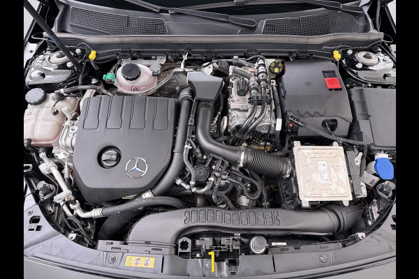 Mercedes-Benz CLA-Klasse 250 e AMG VAN: 34.900,- VOOR: 29.877,- UW WKVOORDEEL: 5.023,- | PHEV | SFEERVERLICHTING | WIDESCREEN | AFN. TREKHAAK | STOELVERWARMING | 19 INCH | RIJKLAAR MET 12 MND BOVAG GARANTIE