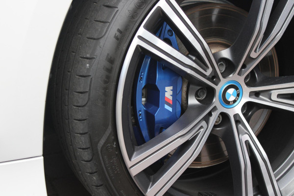 BMW 3 Serie Touring 330e 292PK M-SPORT | PANORAMISCH SCHUIF/KANTEL DAK | M-SPORT PRO-PAKKET | M-SPORT REMMEN UITGEVOERD IN DONKERBLAUW MET M LOGO | BMW LIVE COCKPIT PROFESSIONAL | CURVED DISPLAY |DRIVING ASSISTANT INCL. HEAD-UP DISPLAY | PARKING ASSIST INCL. ACHTERUITRIJCAMERA | ADAPTIEVE LED KOPLAMPEN |SHADOW LINE | M-SPORTSTOELEN VOOR | LEDER VERNASCA MET CONTRAST STIKSELS M-SPORT | STOEL VERWARMING | DRAADLOZE APPLE CARPLAY | ELEKTRISCH VERSTELBARE STOELEN MET GEHEUGEN FUNCTIE | HEAD UP DISPLAY | DRAADLOZE TELEFOONLADER | DODEHOEK BEWAKING | COMFORT PACK INCL. ELEKTRISCHE ACHTE