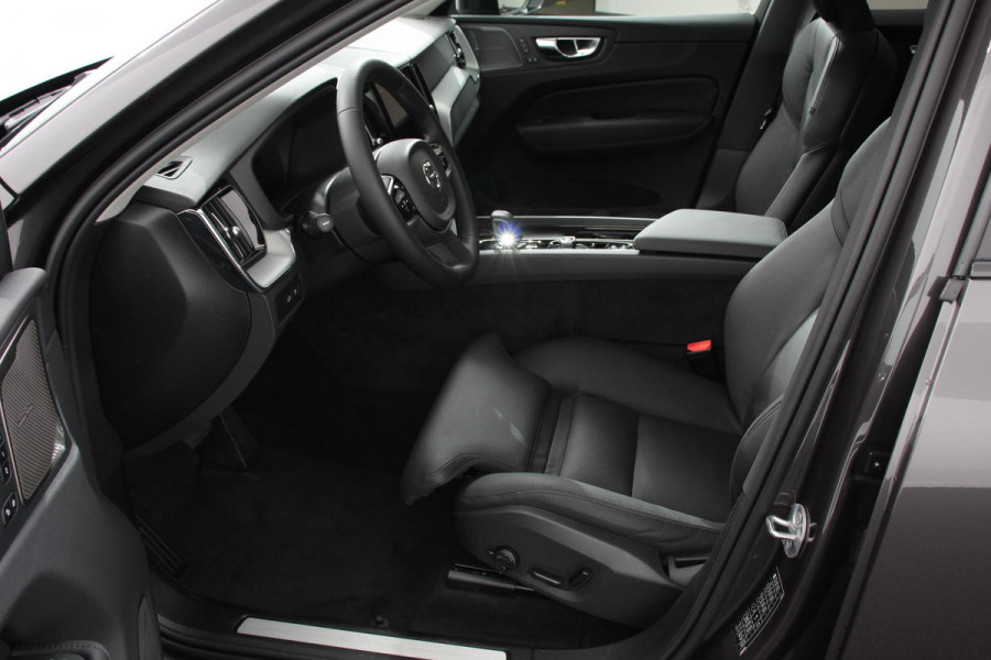Volvo XC60 2.0 T6 Plug-in hybrid AWD Plus Dark Automaat Leder Navigatie Google Harman Kardon Panorama dak Lichtmetalen Velgen 19" Dab Stoelverwarming Camera Led