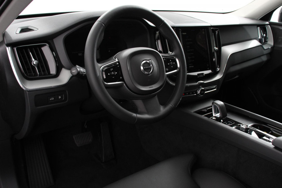 Volvo XC60 2.0 T6 Plug-in hybrid AWD Plus Dark Automaat Leder Navigatie Google Harman Kardon Panorama dak Lichtmetalen Velgen 19" Dab Stoelverwarming Camera Led