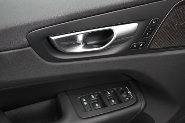Volvo XC60 2.0 T6 Plug-in hybrid AWD Plus Dark Automaat Leder Navigatie Google Harman Kardon Panorama dak Lichtmetalen Velgen 19" Dab Stoelverwarming Camera Led