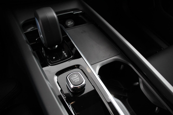 Volvo XC60 2.0 T6 Plug-in hybrid AWD Plus Dark Automaat Leder Navigatie Google Harman Kardon Panorama dak Lichtmetalen Velgen 19" Dab Stoelverwarming Camera Led