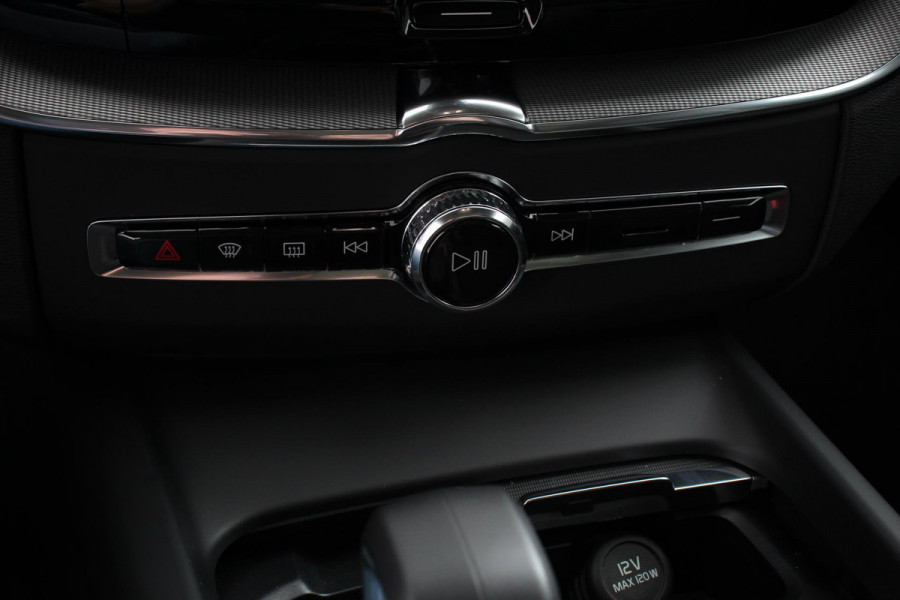 Volvo XC60 2.0 T6 Plug-in hybrid AWD Plus Dark Automaat Leder Navigatie Google Harman Kardon Panorama dak Lichtmetalen Velgen 19" Dab Stoelverwarming Camera Led