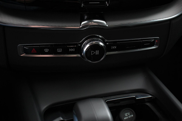 Volvo XC60 2.0 T6 Plug-in hybrid AWD Plus Dark Automaat Leder Navigatie Google Harman Kardon Panorama dak Lichtmetalen Velgen 19" Dab Stoelverwarming Camera Led