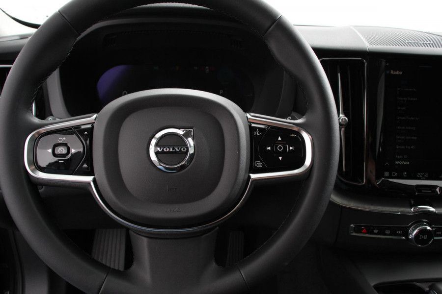 Volvo XC60 2.0 T6 Plug-in hybrid AWD Plus Dark Automaat Leder Navigatie Google Harman Kardon Panorama dak Lichtmetalen Velgen 19" Dab Stoelverwarming Camera Led