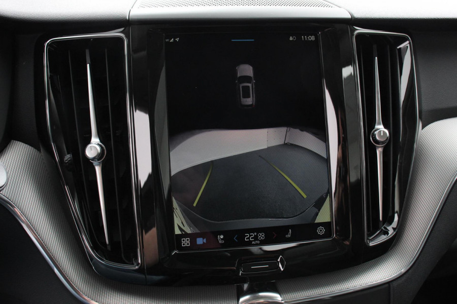 Volvo XC60 2.0 T6 Plug-in hybrid AWD Plus Dark Automaat Leder Navigatie Google Harman Kardon Panorama dak Lichtmetalen Velgen 19" Dab Stoelverwarming Camera Led