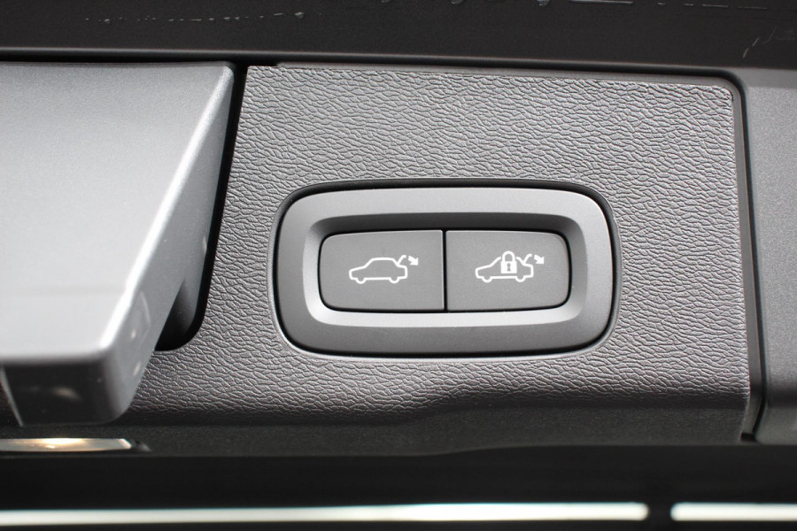 Volvo XC60 2.0 T6 Plug-in hybrid AWD Plus Dark Automaat Leder Navigatie Google Harman Kardon Panorama dak Lichtmetalen Velgen 19" Dab Stoelverwarming Camera Led