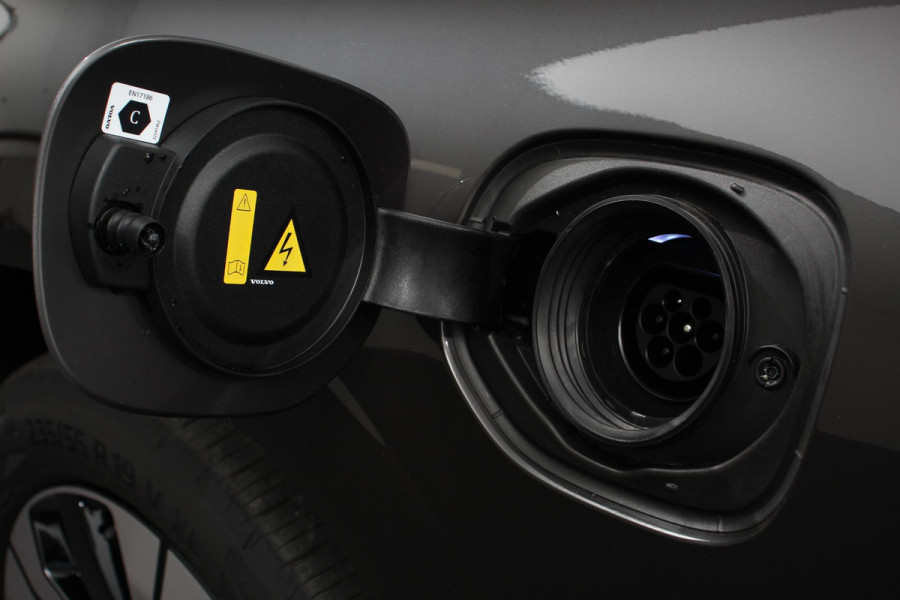 Volvo XC60 2.0 T6 Plug-in hybrid AWD Plus Dark Automaat Leder Navigatie Google Harman Kardon Panorama dak Lichtmetalen Velgen 19" Dab Stoelverwarming Camera Led