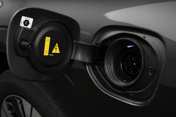 Volvo XC60 2.0 T6 Plug-in hybrid AWD Plus Dark Automaat Leder Navigatie Google Harman Kardon Panorama dak Lichtmetalen Velgen 19" Dab Stoelverwarming Camera Led