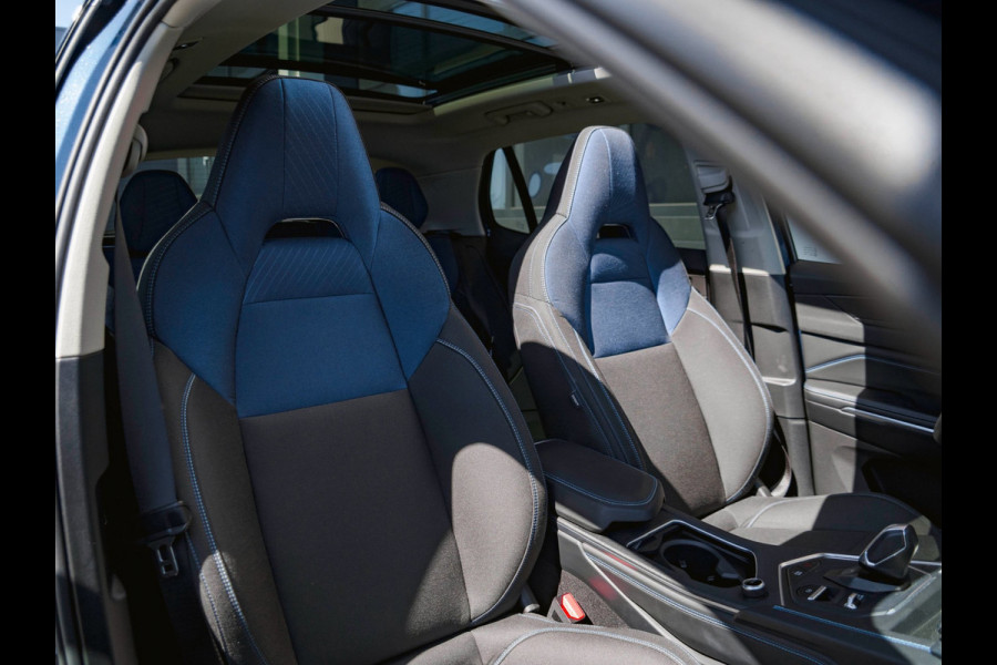 Lynk & Co 01 1.5 Black Edition Pano|360° Camera|ACC|Trekhaak|Navi|Carplay