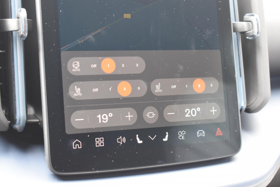 Volvo EX30 272PK Single Motor Extended Range Europa 69 kWh / Adaptive Cruise Control / Harman Kardon / Extra getint glas / Stoelverwarming / Stuurverwarming / Achteruitrijcamera / Elektrisch verstelbare stoelen / 20" velgen