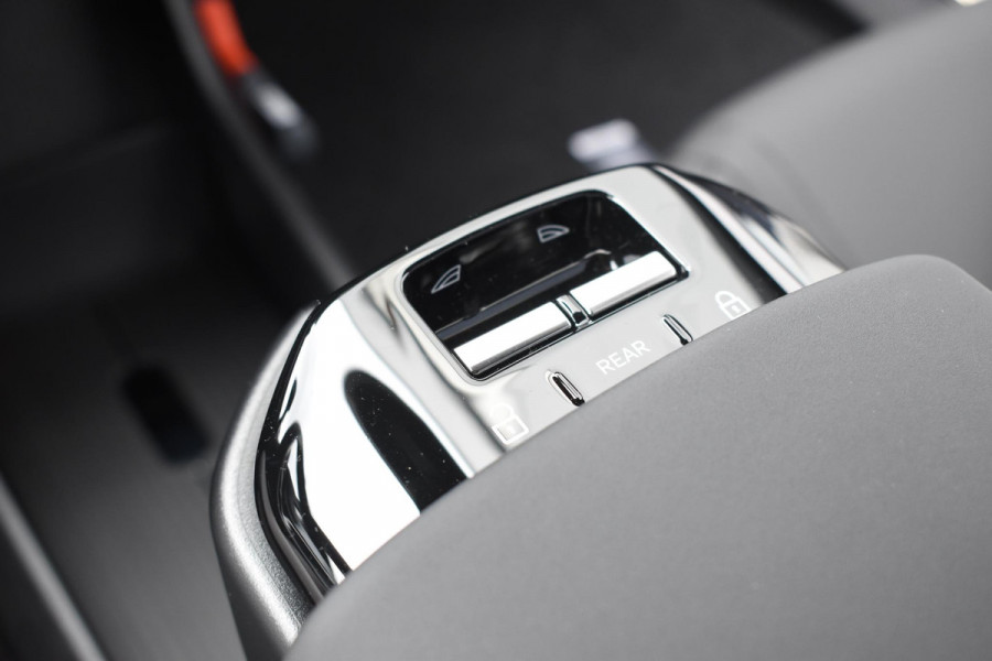 Volvo EX30 272PK Single Motor Extended Range Europa 69 kWh / Adaptive Cruise Control / Harman Kardon / Extra getint glas / Stoelverwarming / Stuurverwarming / Achteruitrijcamera / Elektrisch verstelbare stoelen / 20" velgen