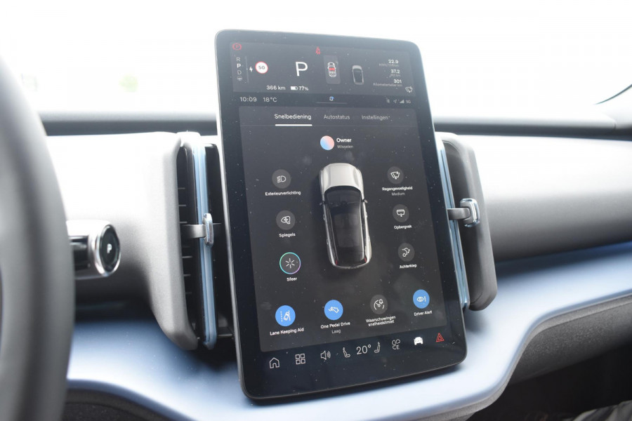 Volvo EX30 272PK Single Motor Extended Range Europa 69 kWh / Adaptive Cruise Control / Harman Kardon / Extra getint glas / Stoelverwarming / Stuurverwarming / Achteruitrijcamera / Elektrisch verstelbare stoelen / 20" velgen