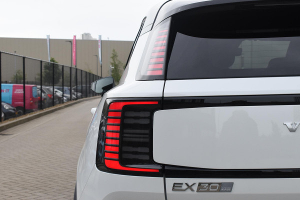Volvo EX30 272PK Single Motor Extended Range Europa 69 kWh / Adaptive Cruise Control / Harman Kardon / Extra getint glas / Stoelverwarming / Stuurverwarming / Achteruitrijcamera / Elektrisch verstelbare stoelen / 20" velgen
