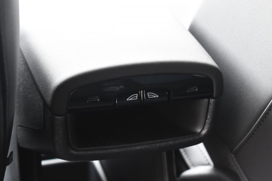 Volvo EX30 272PK Single Motor Extended Range Europa 69 kWh / Adaptive Cruise Control / Harman Kardon / Extra getint glas / Stoelverwarming / Stuurverwarming / Achteruitrijcamera / Elektrisch verstelbare stoelen / 20" velgen