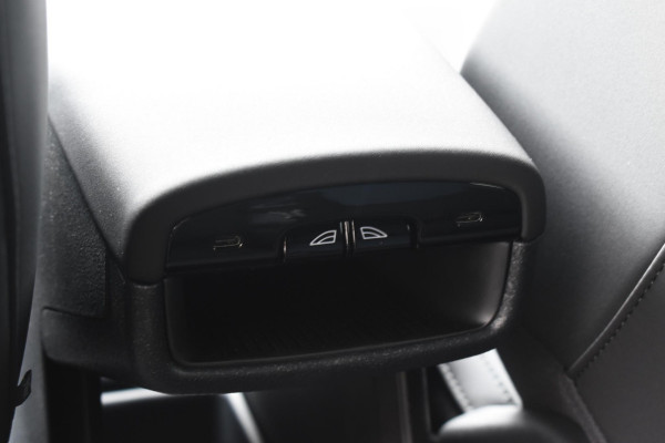 Volvo EX30 272PK Single Motor Extended Range Europa 69 kWh / Adaptive Cruise Control / Harman Kardon / Extra getint glas / Stoelverwarming / Stuurverwarming / Achteruitrijcamera / Elektrisch verstelbare stoelen / 20" velgen