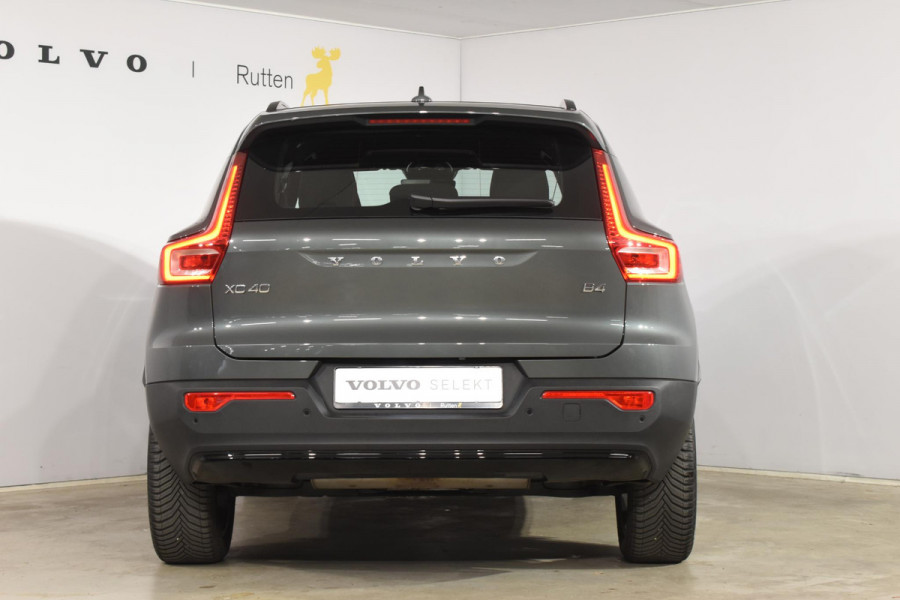Volvo XC40 B4 211PK Automaat Plus Dark / Adaptive Cruise Control / Harman Kardon / Stuur- & Stoelverwarming / Elektrische achterklep / Achteruitrijcamera / Elektrische stoelverst. met geheugen / Trekhaak elektrisch inklapbaar