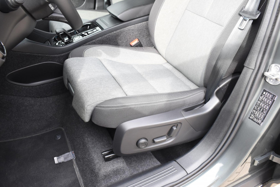 Volvo XC40 B4 211PK Automaat Plus Dark / Adaptive Cruise Control / Harman Kardon / Stuur- & Stoelverwarming / Elektrische achterklep / Achteruitrijcamera / Elektrische stoelverst. met geheugen / Trekhaak elektrisch inklapbaar