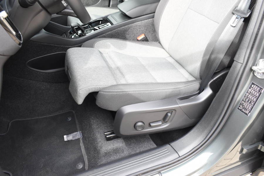 Volvo XC40 B4 211PK Automaat Plus Dark / Adaptive Cruise Control / Harman Kardon / Stuur- & Stoelverwarming / Elektrische achterklep / Achteruitrijcamera / Elektrische stoelverst. met geheugen / Trekhaak elektrisch inklapbaar