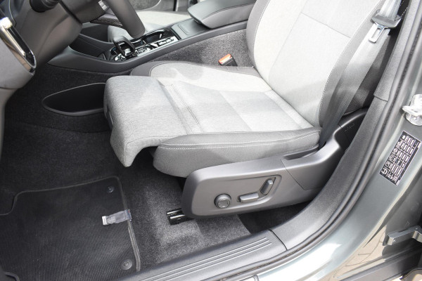 Volvo XC40 B4 211PK Automaat Plus Dark / Adaptive Cruise Control / Harman Kardon / Stuur- & Stoelverwarming / Elektrische achterklep / Achteruitrijcamera / Elektrische stoelverst. met geheugen / Trekhaak elektrisch inklapbaar