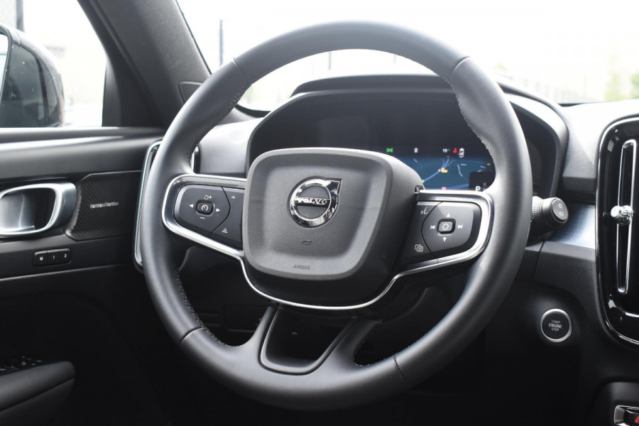 Volvo XC40 B4 211PK Automaat Plus Dark / Adaptive Cruise Control / Harman Kardon / Stuur- & Stoelverwarming / Elektrische achterklep / Achteruitrijcamera / Elektrische stoelverst. met geheugen / Trekhaak elektrisch inklapbaar