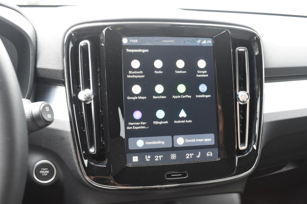 Volvo XC40 B4 211PK Automaat Plus Dark / Adaptive Cruise Control / Harman Kardon / Stuur- & Stoelverwarming / Elektrische achterklep / Achteruitrijcamera / Elektrische stoelverst. met geheugen / Trekhaak elektrisch inklapbaar
