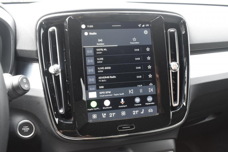 Volvo XC40 B4 211PK Automaat Plus Dark / Adaptive Cruise Control / Harman Kardon / Stuur- & Stoelverwarming / Elektrische achterklep / Achteruitrijcamera / Elektrische stoelverst. met geheugen / Trekhaak elektrisch inklapbaar