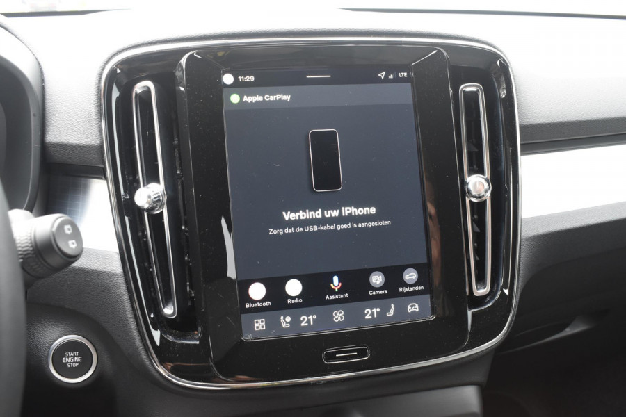 Volvo XC40 B4 211PK Automaat Plus Dark / Adaptive Cruise Control / Harman Kardon / Stuur- & Stoelverwarming / Elektrische achterklep / Achteruitrijcamera / Elektrische stoelverst. met geheugen / Trekhaak elektrisch inklapbaar