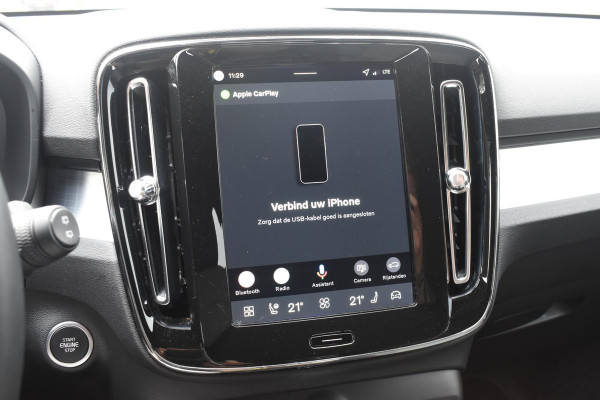 Volvo XC40 B4 211PK Automaat Plus Dark / Adaptive Cruise Control / Harman Kardon / Stuur- & Stoelverwarming / Elektrische achterklep / Achteruitrijcamera / Elektrische stoelverst. met geheugen / Trekhaak elektrisch inklapbaar