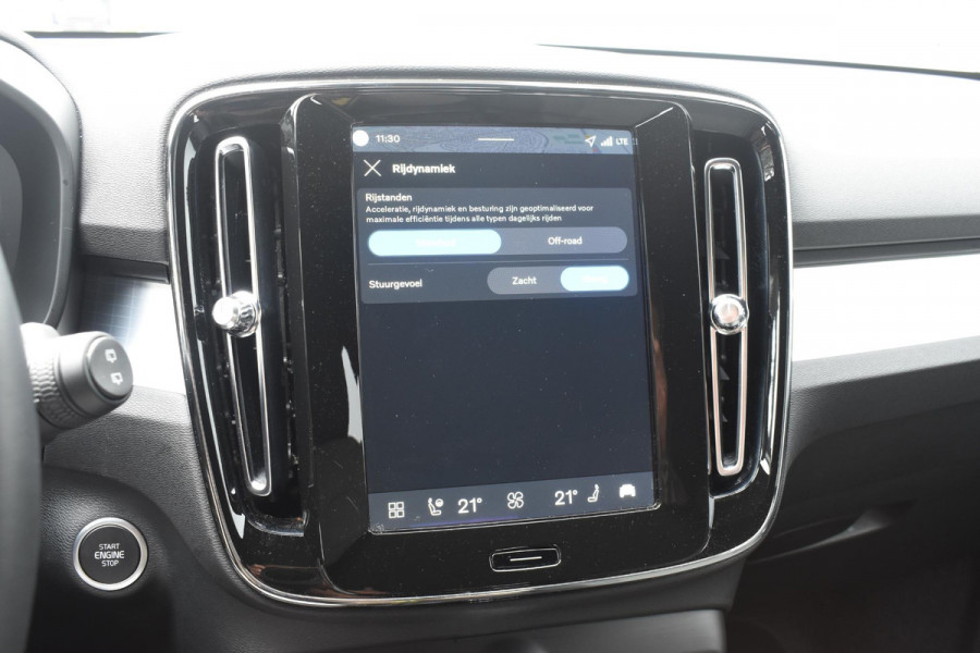 Volvo XC40 B4 211PK Automaat Plus Dark / Adaptive Cruise Control / Harman Kardon / Stuur- & Stoelverwarming / Elektrische achterklep / Achteruitrijcamera / Elektrische stoelverst. met geheugen / Trekhaak elektrisch inklapbaar