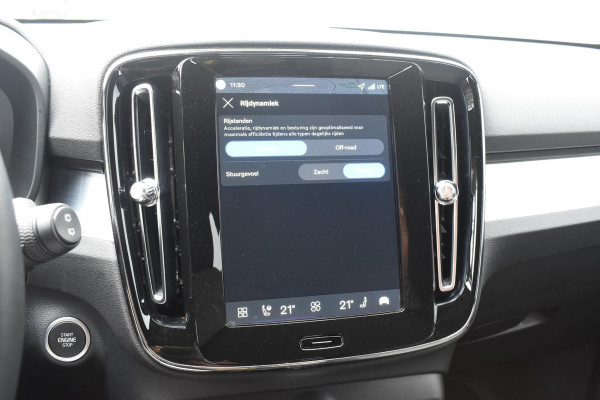 Volvo XC40 B4 211PK Automaat Plus Dark / Adaptive Cruise Control / Harman Kardon / Stuur- & Stoelverwarming / Elektrische achterklep / Achteruitrijcamera / Elektrische stoelverst. met geheugen / Trekhaak elektrisch inklapbaar